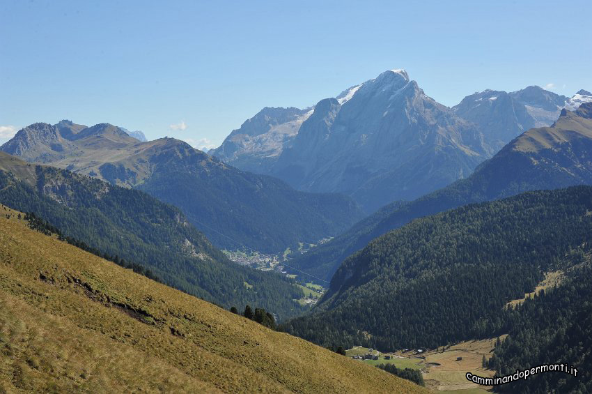 076 Sullo sfondo Campitello di Fassa e la Marmolada .JPG